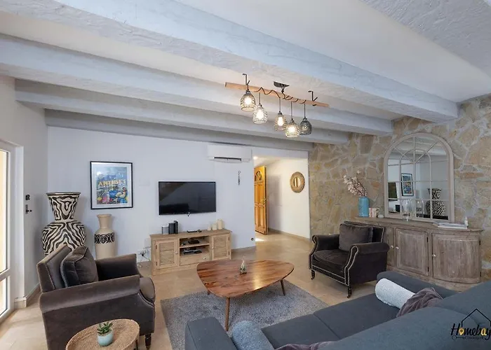 Eden Housse Villa, Pool, 2 Min To Beaches Holiday home